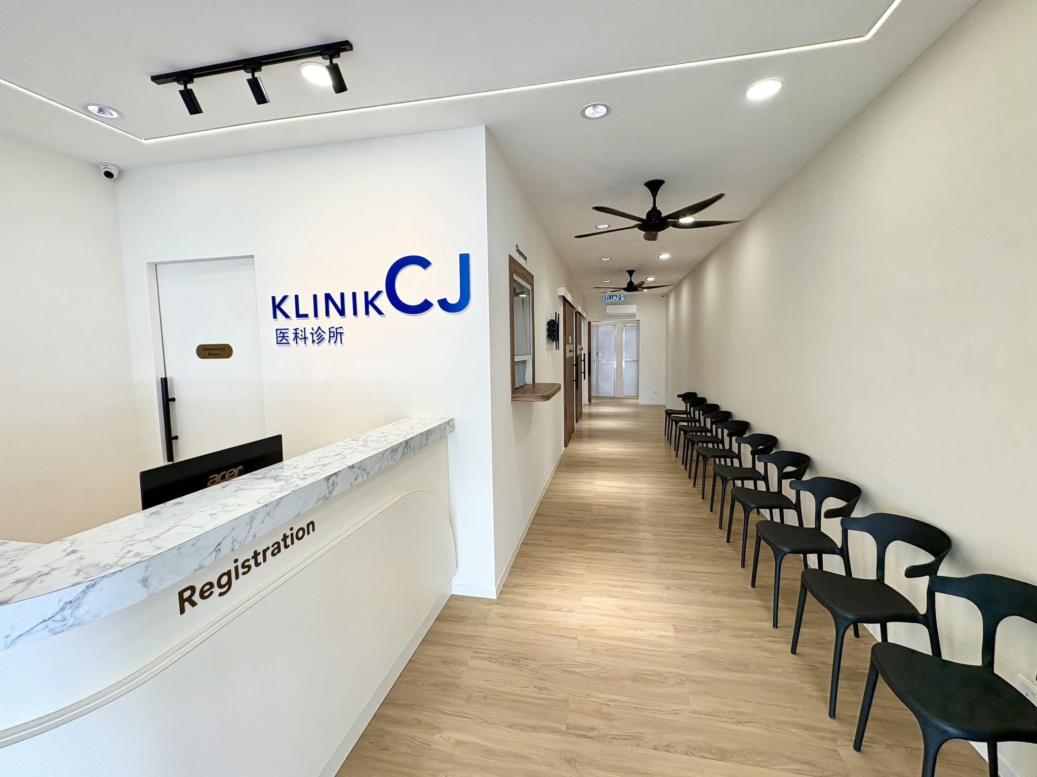 CJ Klinik reception and waiting area